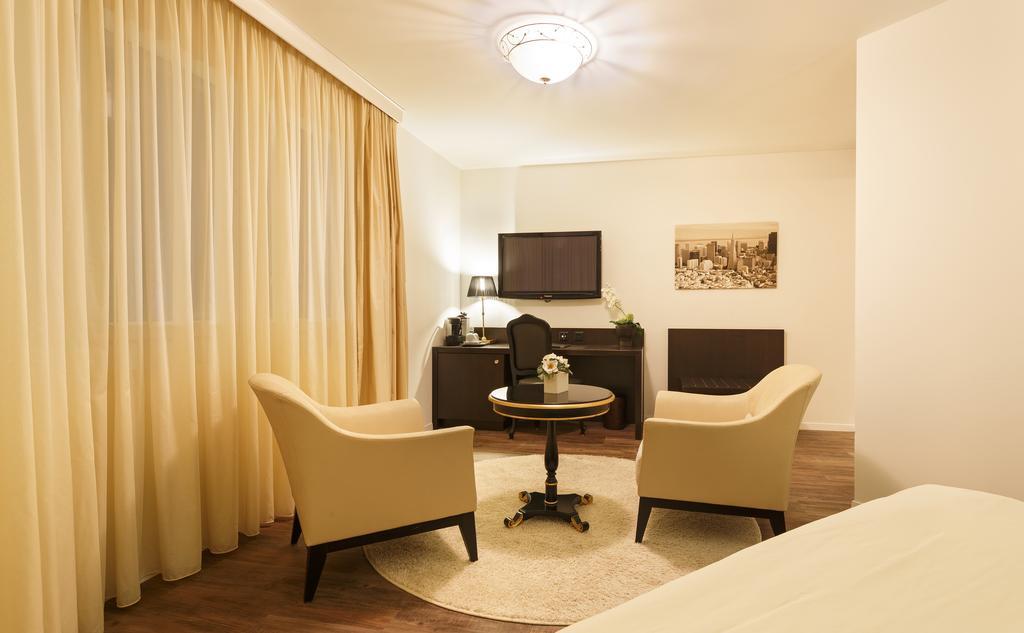 Business Hotel First Feusisberg Szoba fotó